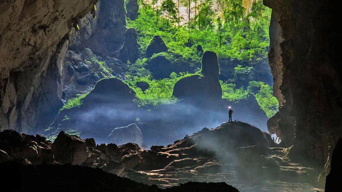 Nếu bạn thích khám phá, thì hãy xem hình ảnh về Hang Sơn Đoòng - hoàng hôn tràn ngập vào khe núi sâu thẳm, những thác nước đổ xuống cùng với những dãy núi đá vôi chình chịch sẽ khiến bạn khâm phục.